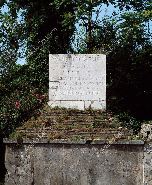Nécropole de Porta Ercolano. Pierre tombale