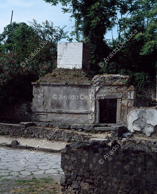 Necropoli di Porta Ercolano. Tomba ad altare