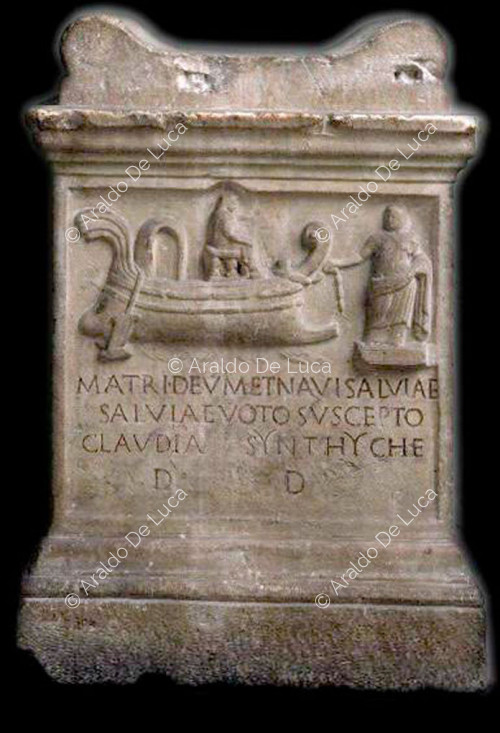 Relieve y dedicatoria a la Magna Mater y navisalvia