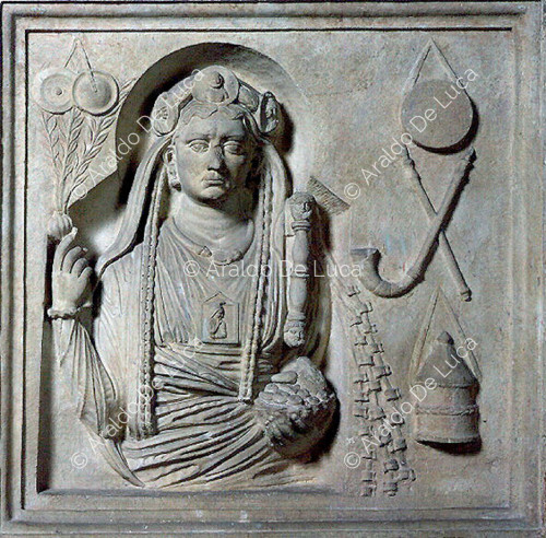 Relieve con Cibeles, Magna mater, rodeada de objetos de culto