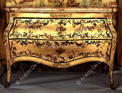 Gilded and lacquered wooden dresser