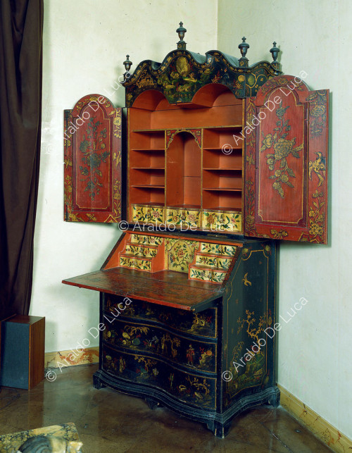 Two-body lacquer cabinet