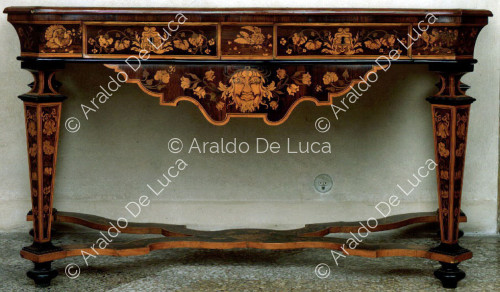 Wandtisch mit Intarsien aus Holz und Elfenbein