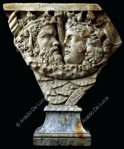 Sarkophag mit Köpfen von Bacchus und Ariadne
