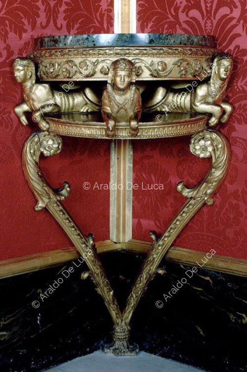 Gilded wooden corner unit with sphinxes