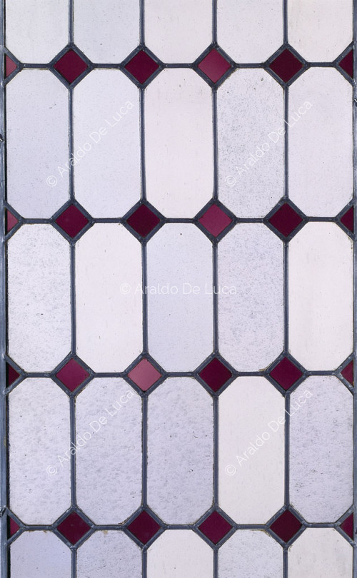 Buntglasfenster mit geometrischem Muster