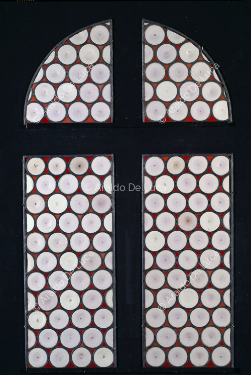 Buntglasfenster mit geometrischem Muster