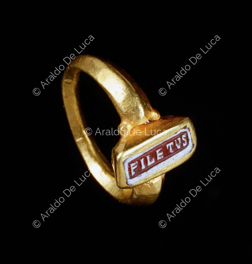 Gold ring with FILETUS inscription