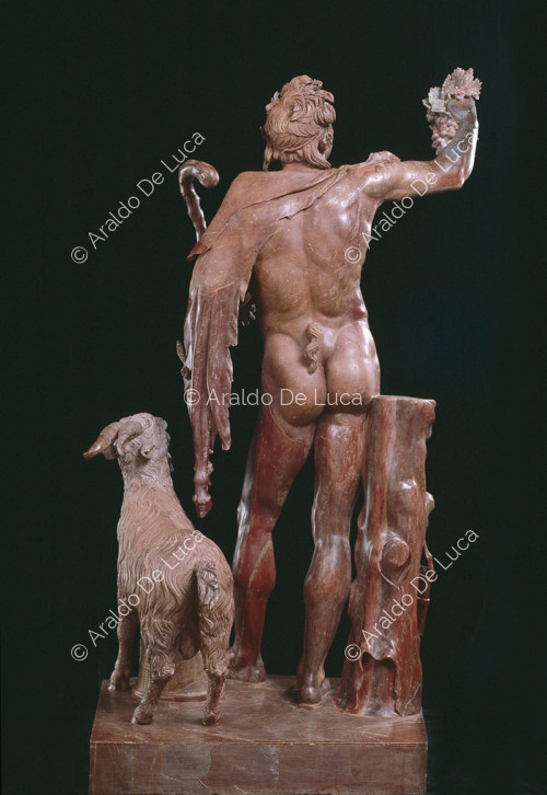 Statue de Faune ivre en rouge antique
