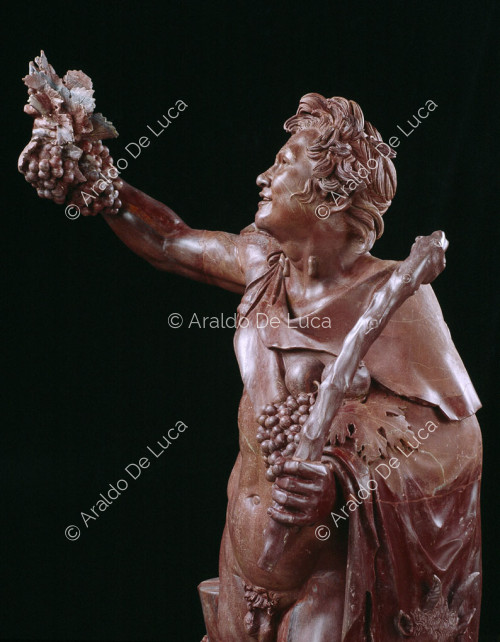 Statue de Faune ivre en rouge antique. Détail du buste