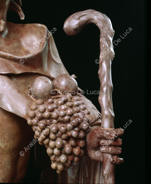 Statue de Faune ivre en rouge antique. Détail du bâton