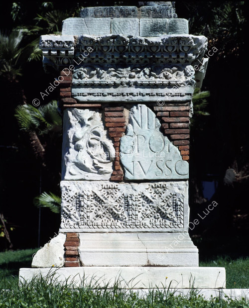 Cola Di Rienzo, detail of the plinth