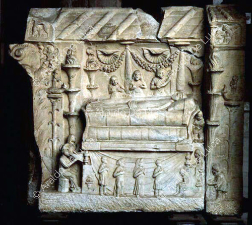 Sarcophagus with deceased on funeral bed