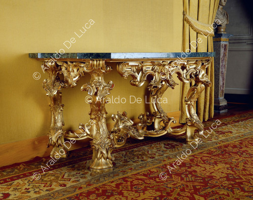 Mesa de bronce tallado y dorado