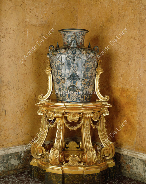 Pedestal with mixtilinear top