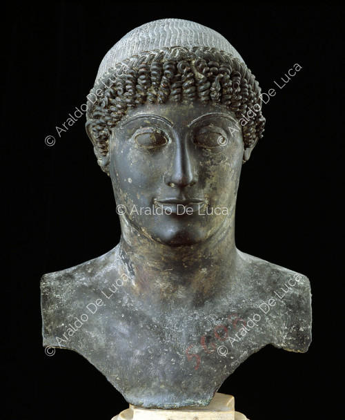 Busto de kouros identificado con Apolo