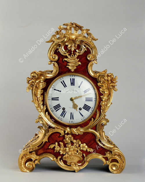 Uhr mit floralem Rocailles-Rollwerk