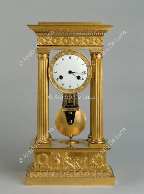 Reloj de bronce dorado