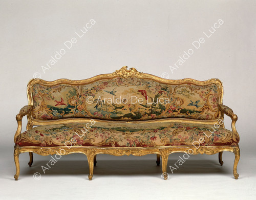 Gepolstertes und vergoldetes Sofa