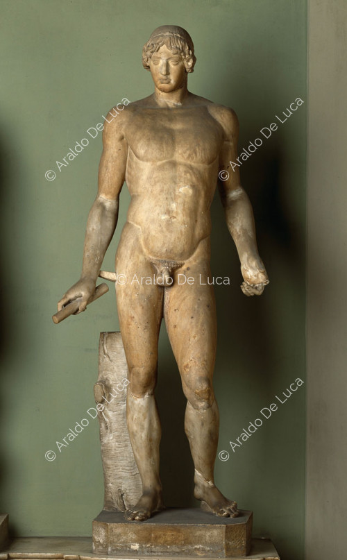 Statue des Apollon von Omphalos