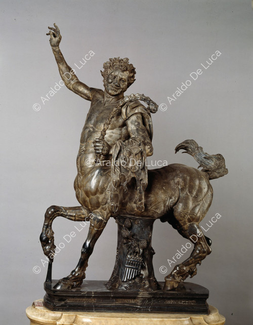 Estatua de un joven centauro