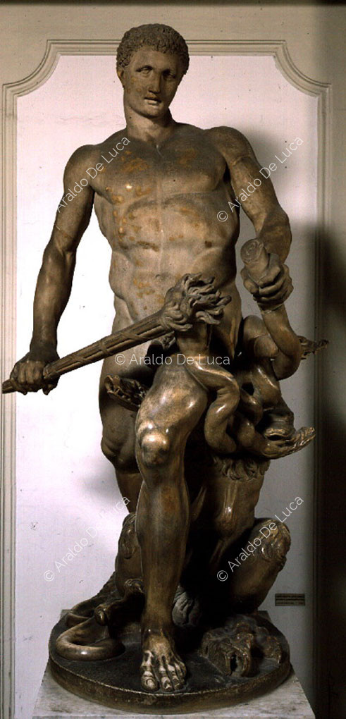 Statue d'Hercule luttant avec un animal