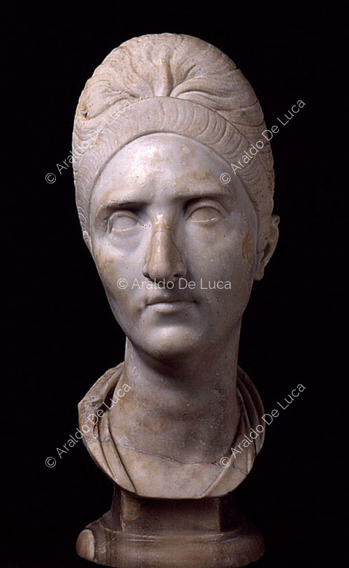 Retrato busto de Plotina