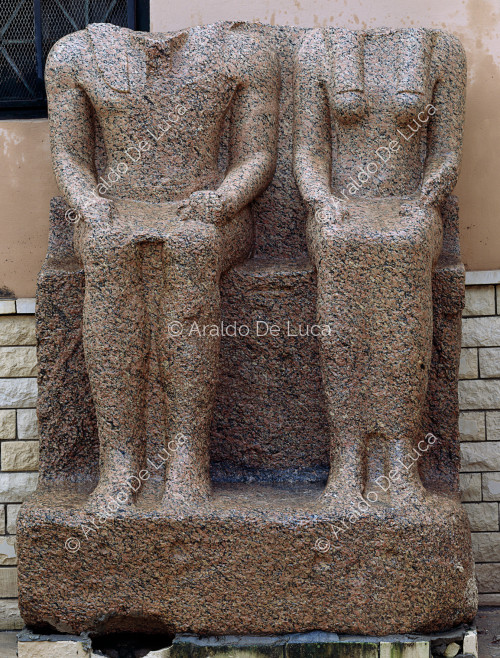 Skulpturengruppe mit Ramses II. und seiner Frau Nefertari sitzend