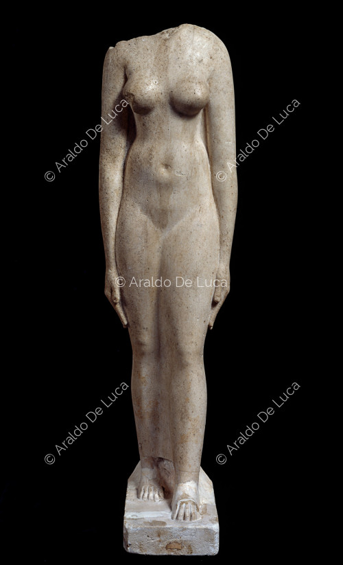 Statue de femme sans tête
