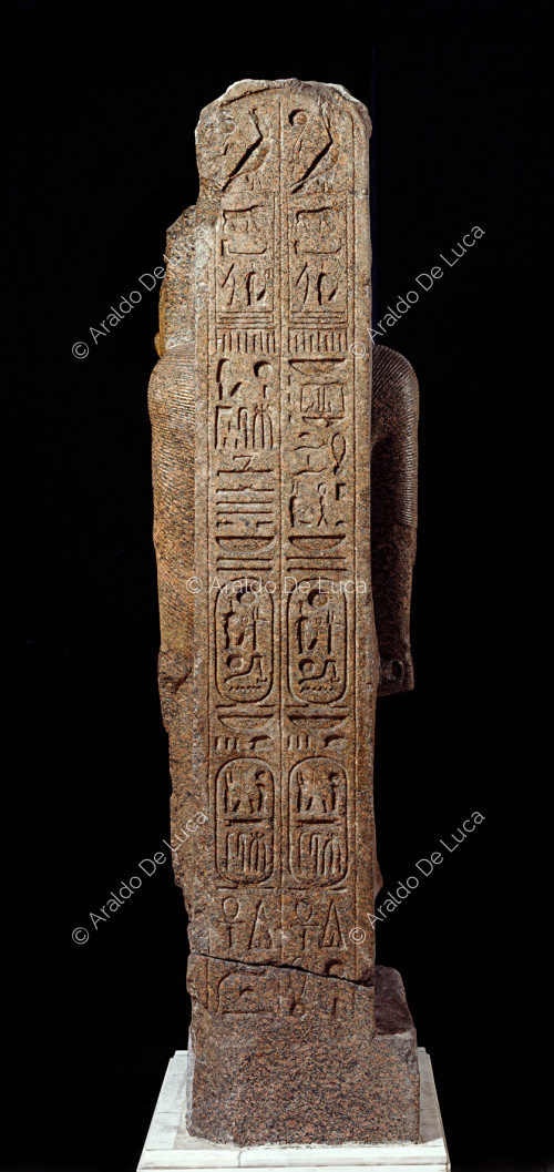 Estatua de Ramsés II. Detalle del pilar inscrito