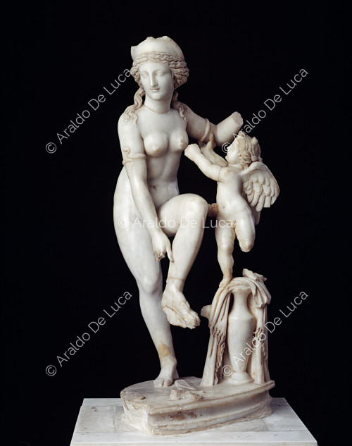 Groupe en marbre représentant Aphrodite avec l'enfant Eros