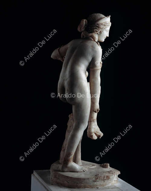Groupe en marbre représentant Aphrodite avec l'enfant Eros