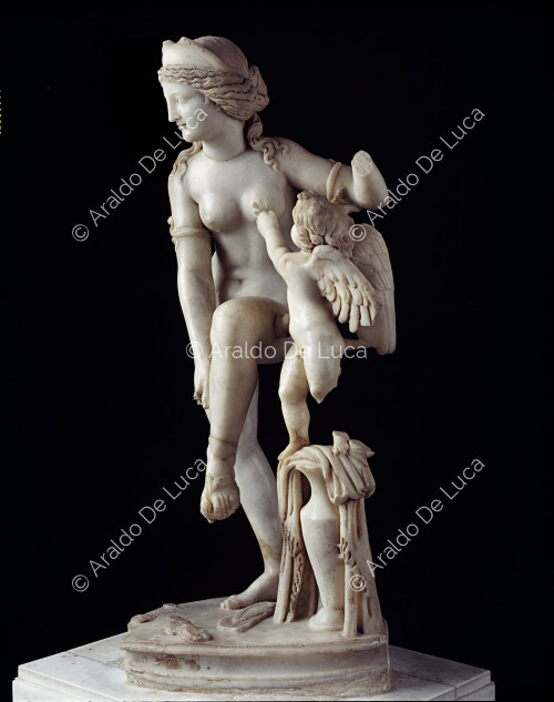 Grupo de mármol de Afrodita con el niño Eros