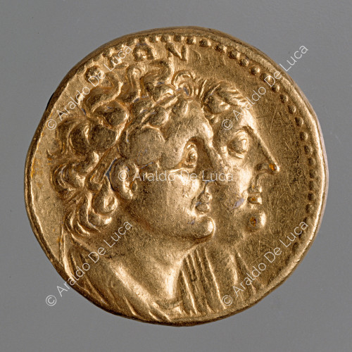 Octodracma dorado de Ptolomeo II con bustos de Ptolomeo I y Berenice I. Reverso