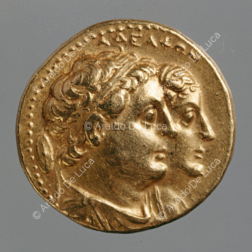 Octodracma dorado de Ptolomeo II con bustos de Ptolomeo II y Arsinoe II. Anverso