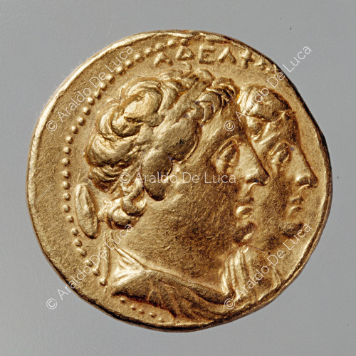 Ottodramma aureo di Tolomeo II con busti aggiogati di Tolomeo II e Arsinoe II. Dritto