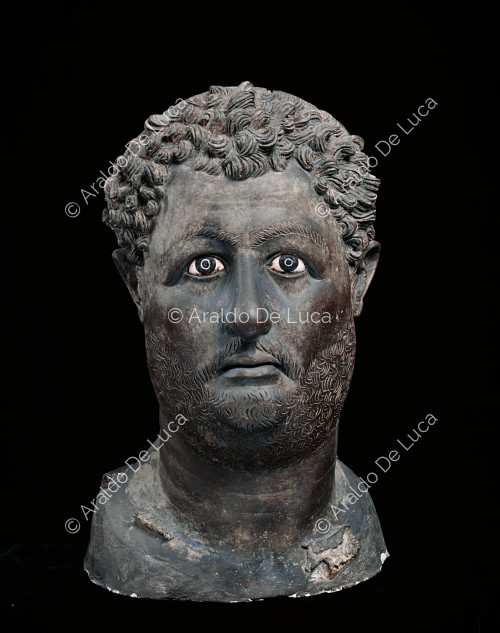 Tête en bronze de l'empereur Hadrien