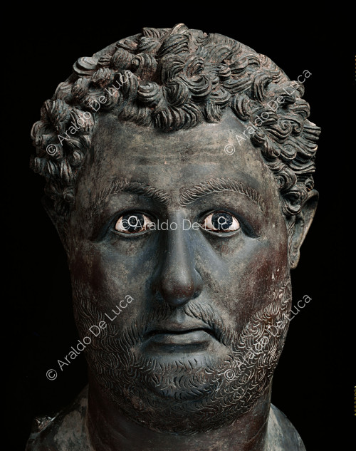 Tête en bronze de l'empereur Hadrien