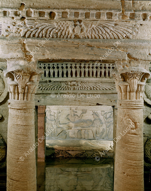 Blick in die Grabkammer der Katakombe von Kom El Shoqaf