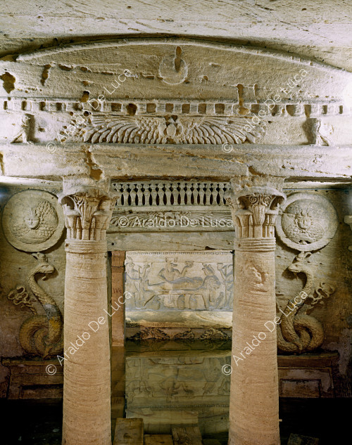 Veduta della camera funeraria della catacomba di Kom El Shoqaf