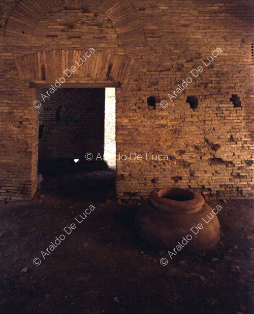 Caseggiato del Termopolio, orcio in terracotta