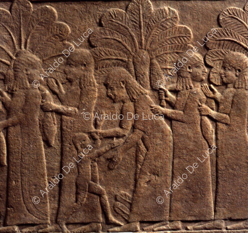 Relief assyrien avec cinq femmes dans une palmeraie