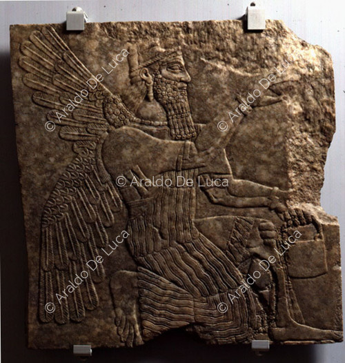 Relief assyrien avec divinité ailée