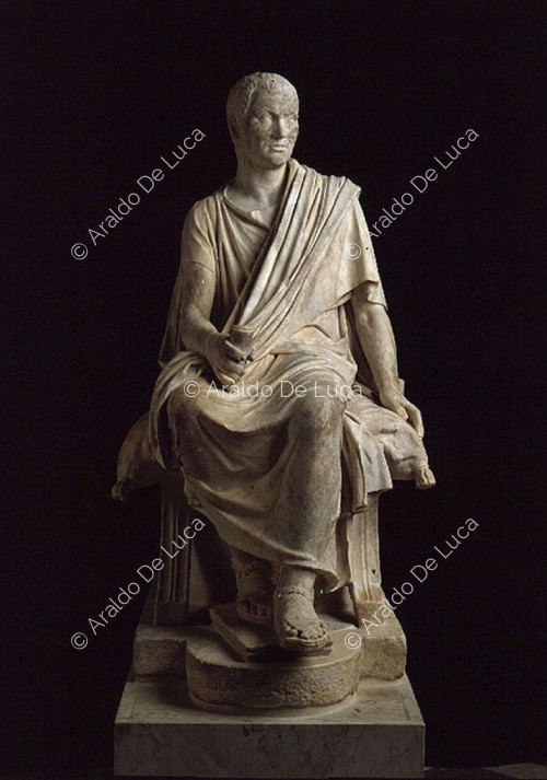 Estatua de toga con pergamino en la mano