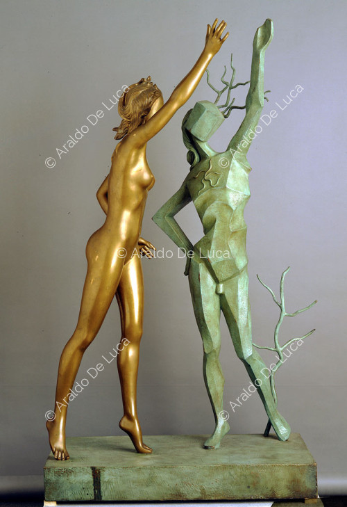Moderne weibliche Statuen