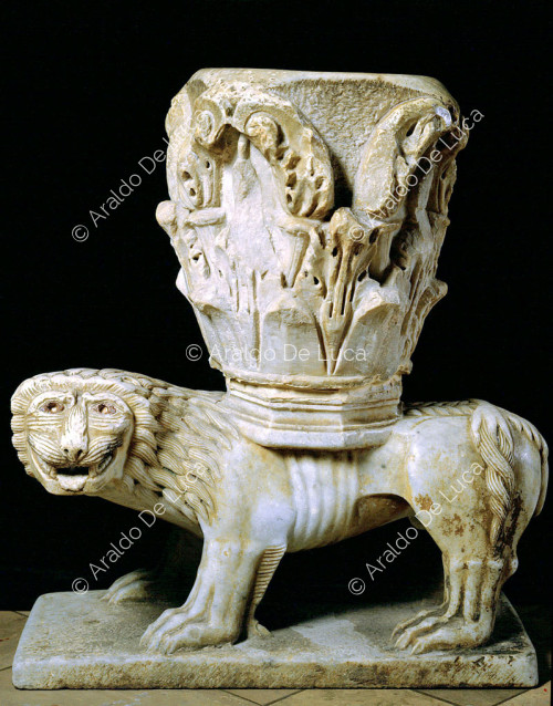Lion stylophore avec chapiteau de bénitier