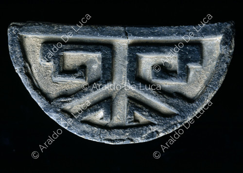 Terrakotta-Armee. Endstück einer Fliese mit geometrischer Dekoration, die Yin und Yang symbolisiert