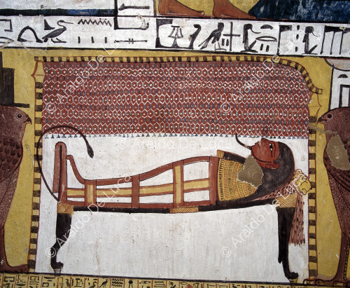 Camera funeraria. La mummia del defunto protetta dalle dee Iside e Nefti in forma di falcone.