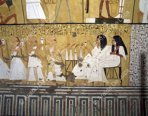Tumba de Inherkau (TT359). Inherkau y su esposa con los sacerdotes