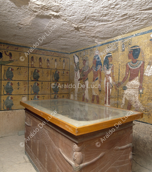 Tutankhamon's sarcophagus and burial chamber decoration